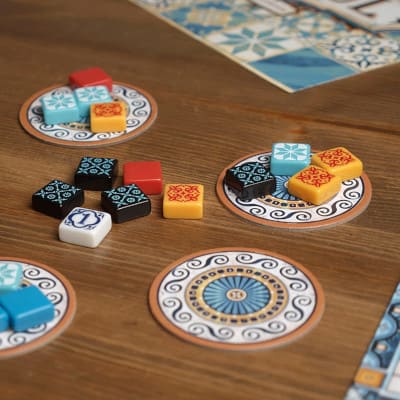 azul juego de mesa tablero fichas azulejos en mesa